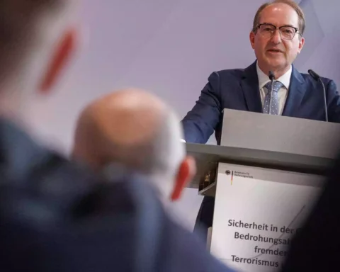 Alexander Dobrindt spricht an einem Rednerpult bei einer Veranstaltung des Bundesamts für Verfassungsschutz.
