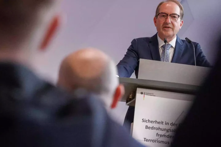 Alexander Dobrindt spricht an einem Rednerpult bei einer Veranstaltung des Bundesamts für Verfassungsschutz.