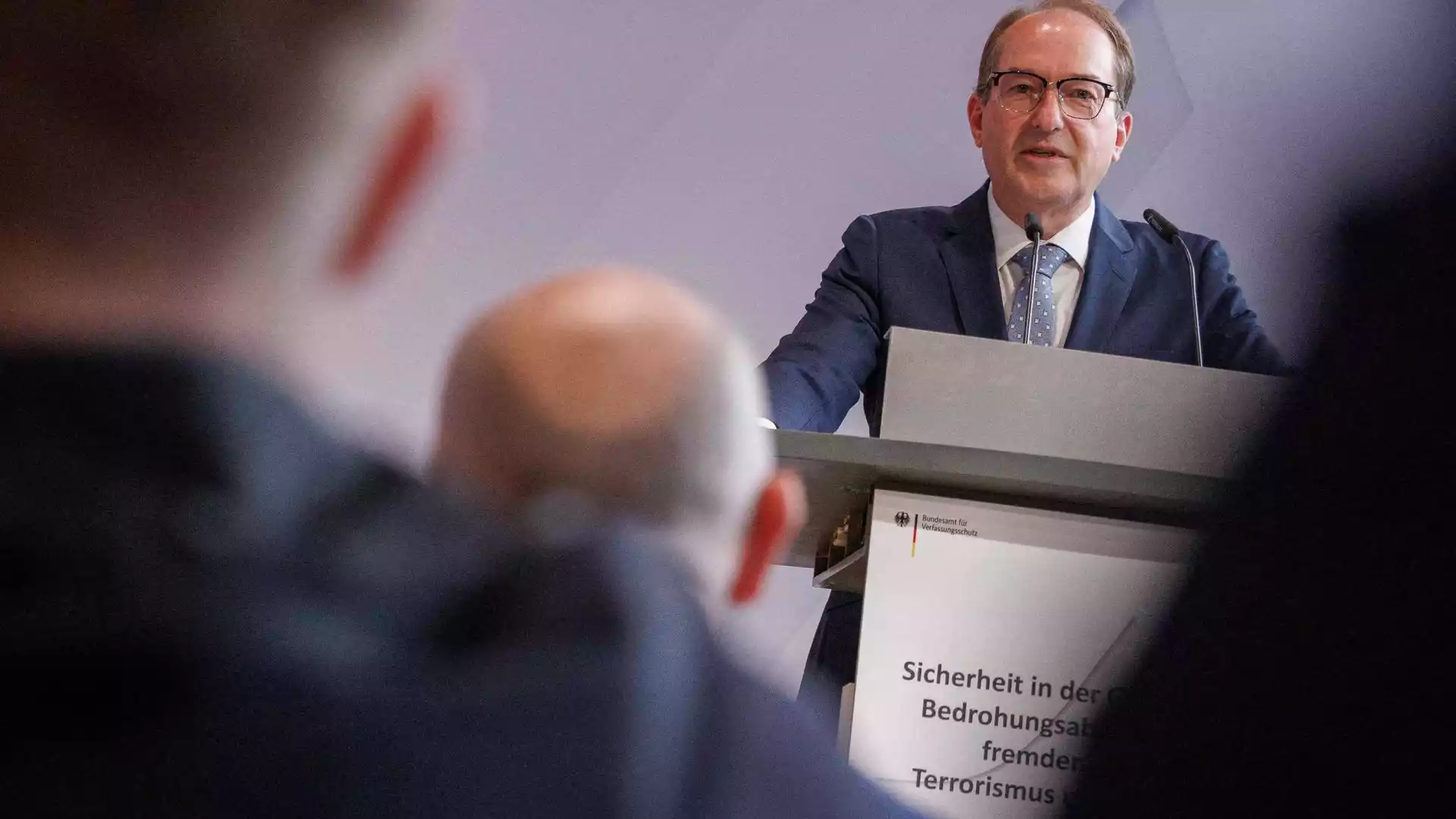 Alexander Dobrindt spricht an einem Rednerpult bei einer Veranstaltung des Bundesamts für Verfassungsschutz.