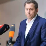 Lars Klingbeil spricht bei einer Pressekonferenz vor mehreren Mikrofonen.