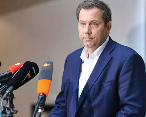 Lars Klingbeil spricht bei einer Pressekonferenz vor mehreren Mikrofonen.