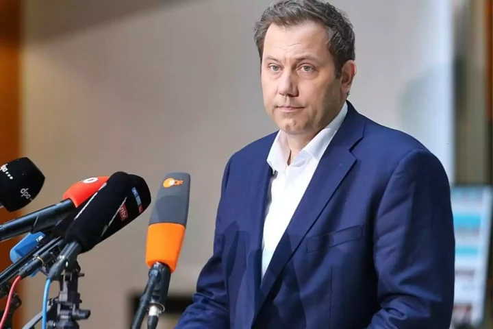 Lars Klingbeil spricht bei einer Pressekonferenz vor mehreren Mikrofonen.