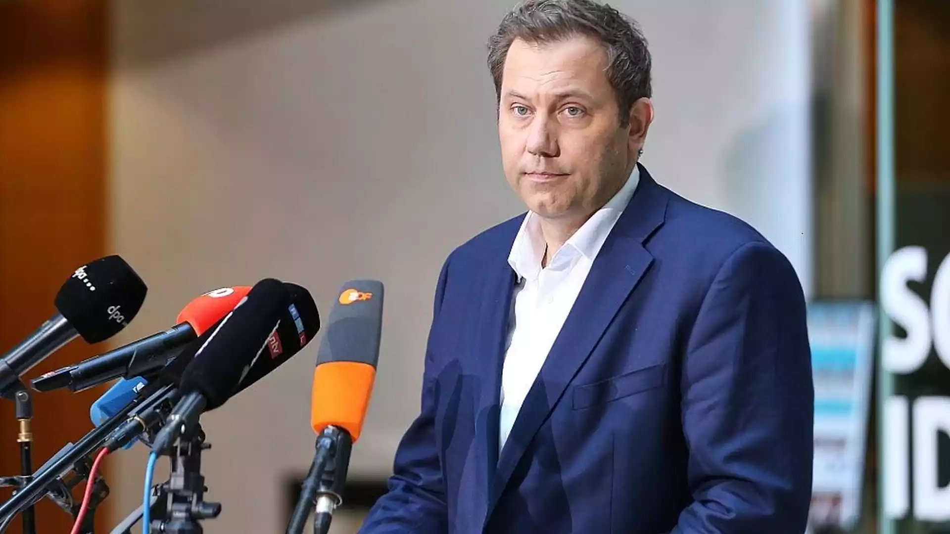 Lars Klingbeil spricht bei einer Pressekonferenz vor mehreren Mikrofonen.