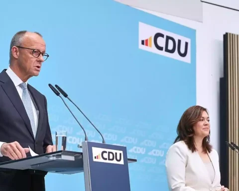 Friedrich Merz spricht an einem CDU-Pult bei einer Pressekonferenz, neben ihm steht eine weitere Person.