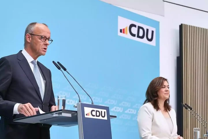 Friedrich Merz spricht an einem CDU-Pult bei einer Pressekonferenz, neben ihm steht eine weitere Person.