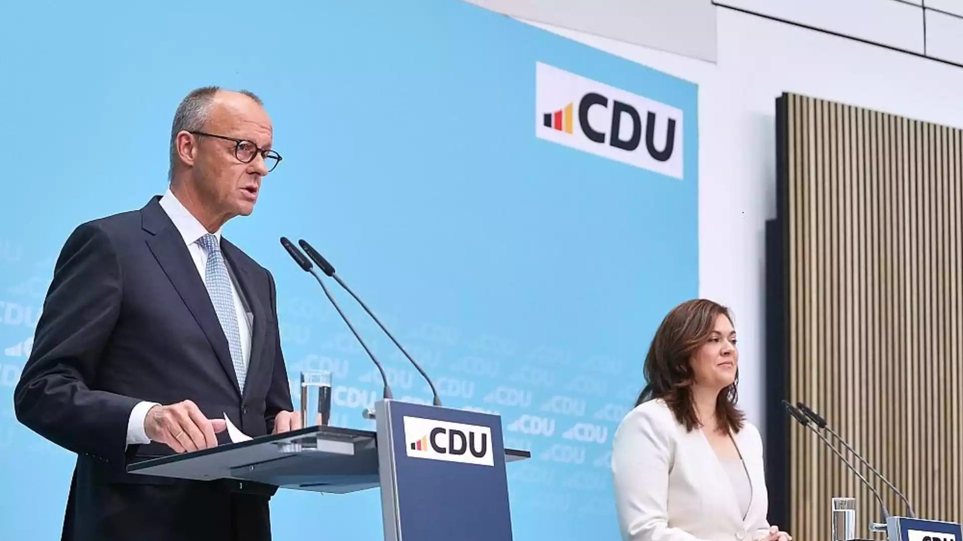 Friedrich Merz spricht an einem CDU-Pult bei einer Pressekonferenz, neben ihm steht eine weitere Person.