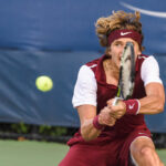 Alexander Zverev spielt einen Tennisball bei einem Match.