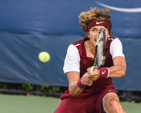 Alexander Zverev spielt einen Tennisball bei einem Match.
