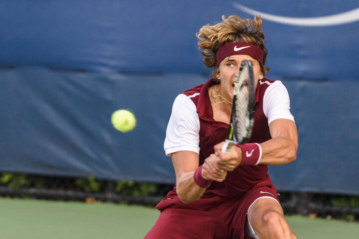 Alexander Zverev spielt einen Tennisball bei einem Match.