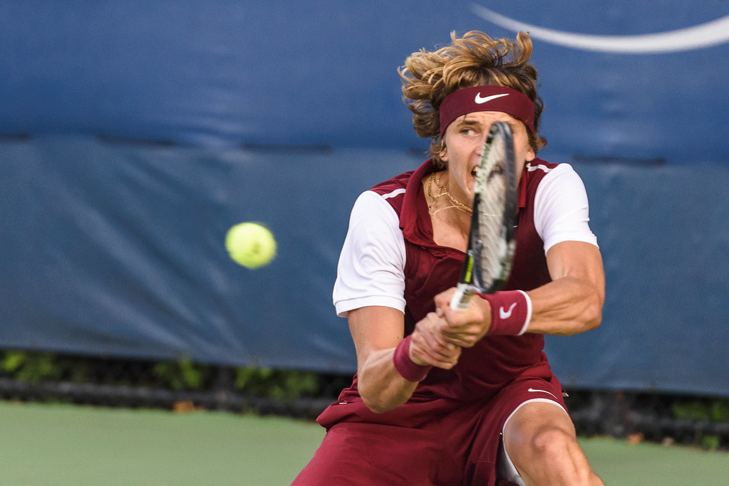 Alexander Zverev steht vor Platz eins der Tennis-Weltrangliste 1 Alexander Zverev spielt einen Tennisball bei einem Match.