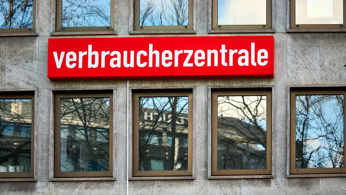 Verbraucherzentrale Baden-Württemberg klagt gegen LPV wegen Rentenfaktor-Klausel 1 Rotes Schild mit der Aufschrift „verbraucherzentrale“ an einer Gebäudefassade.