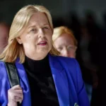 Bärbel Bas in blauer Jacke mit schwarzem Oberteil in einer Außenaufnahme.