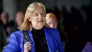 Bärbel Bas in blauer Jacke mit schwarzem Oberteil in einer Außenaufnahme.