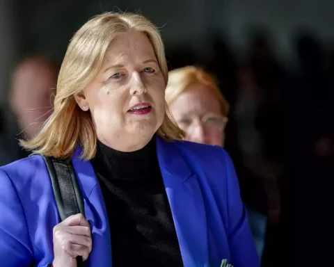 Bärbel Bas in blauer Jacke mit schwarzem Oberteil in einer Außenaufnahme.