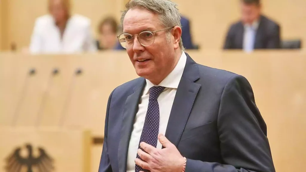 Alexander Schweitzer in einem Plenarsaal während einer politischen Sitzung.