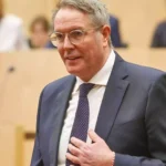 Alexander Schweitzer in einem Plenarsaal während einer politischen Sitzung.