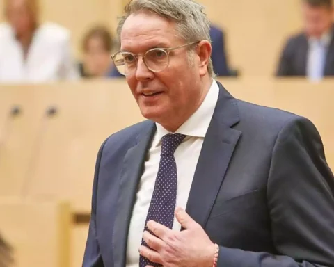 Alexander Schweitzer in einem Plenarsaal während einer politischen Sitzung.
