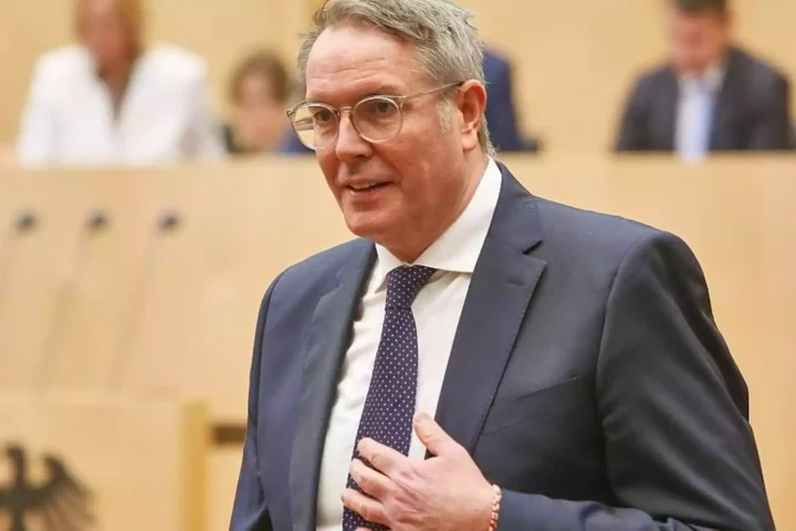 Alexander Schweitzer in einem Plenarsaal während einer politischen Sitzung.