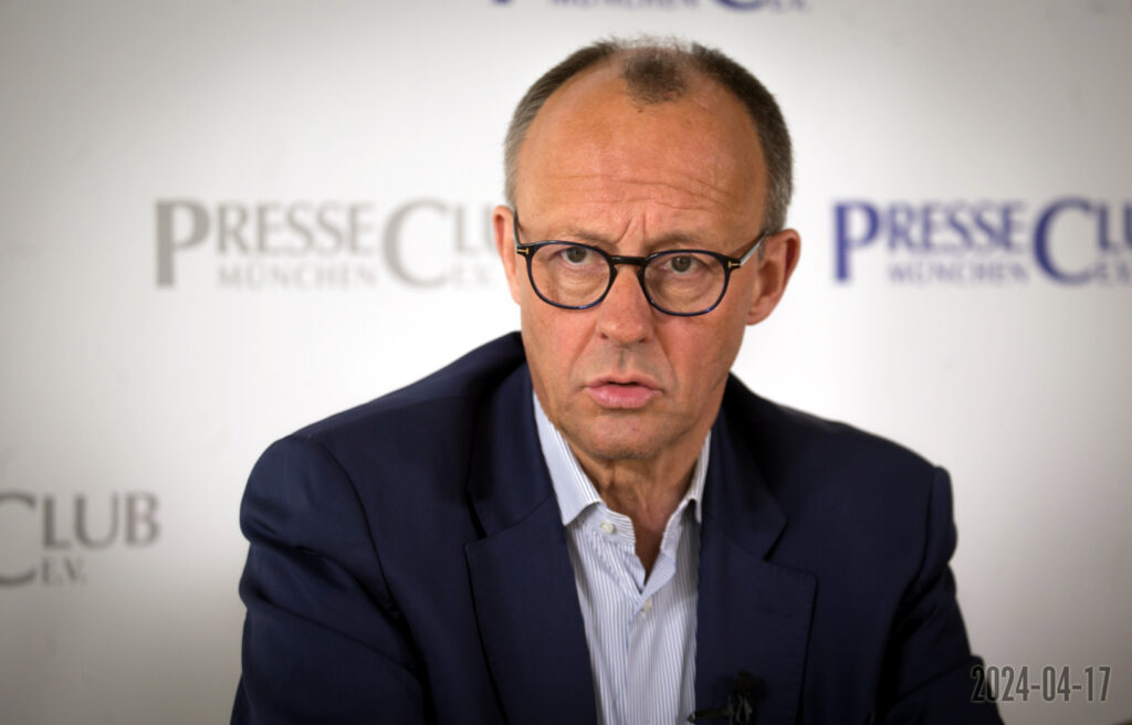 Friedrich Merz sitzt vor einer Presseclub-Rückwand und spricht in die Kamera.