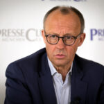 Friedrich Merz sitzt vor einer Presseclub-Rückwand und spricht in die Kamera.