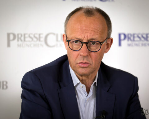 Friedrich Merz sitzt vor einer Presseclub-Rückwand und spricht in die Kamera.