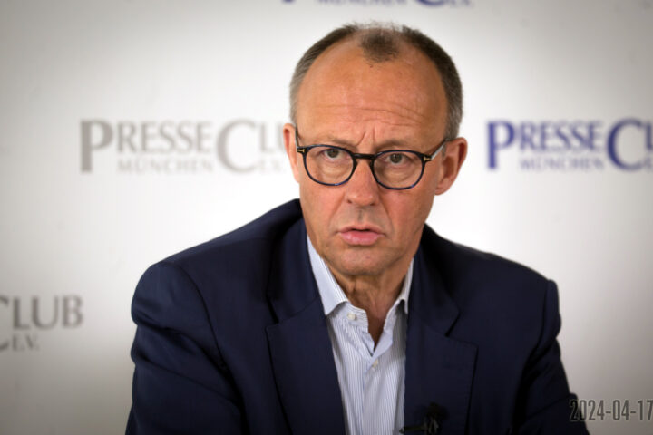 Friedrich Merz sitzt vor einer Presseclub-Rückwand und spricht in die Kamera.