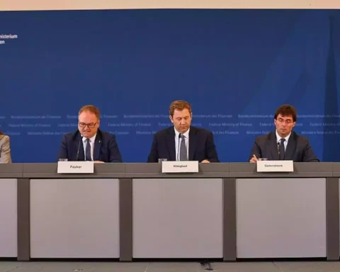 Lars Klingbeil sitzt bei einer Pressekonferenz des Bundesfinanzministeriums am Tisch mit weiteren Teilnehmern.