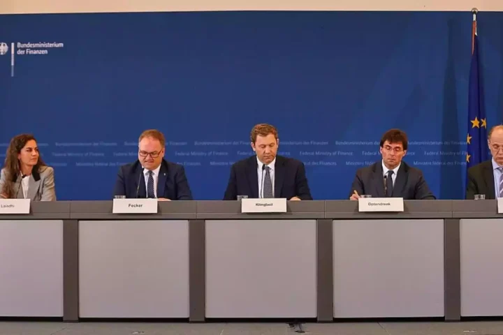 Lars Klingbeil sitzt bei einer Pressekonferenz des Bundesfinanzministeriums am Tisch mit weiteren Teilnehmern.