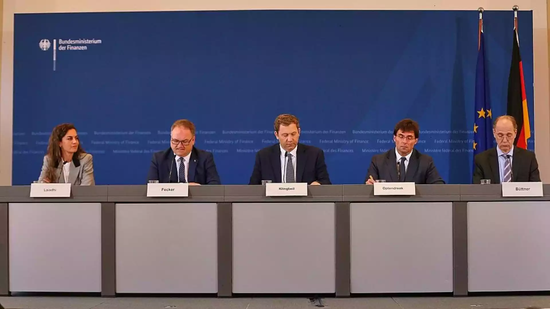 Lars Klingbeil sitzt bei einer Pressekonferenz des Bundesfinanzministeriums am Tisch mit weiteren Teilnehmern.