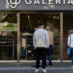 Menschen stehen vor dem Eingang einer Galeria-Filiale.