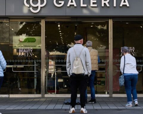 Menschen stehen vor dem Eingang einer Galeria-Filiale.