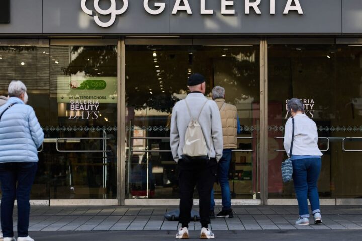 Menschen stehen vor dem Eingang einer Galeria-Filiale.