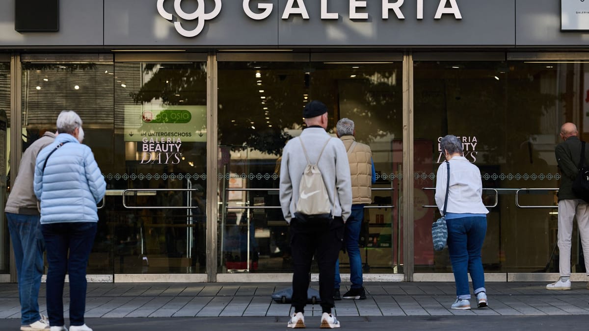Menschen stehen vor dem Eingang einer Galeria-Filiale.