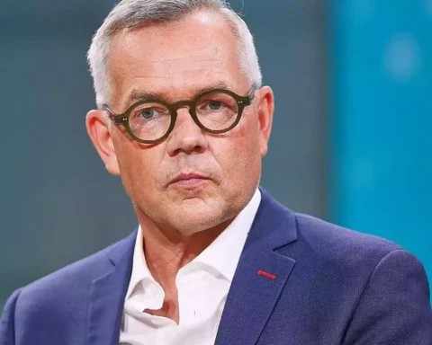 Michael Roth in einem Studio-Porträt mit Brille und blauem Sakko.