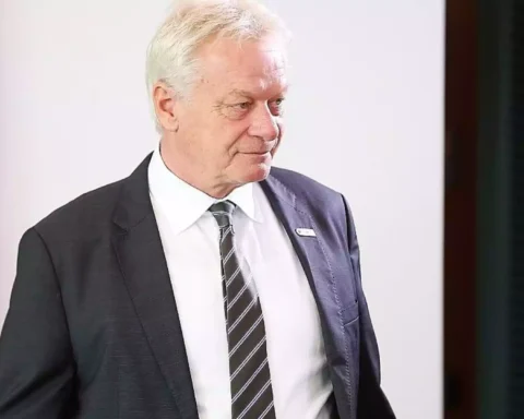 Alois Rainer im dunklen Anzug und mit gestreifter Krawatte vor hellem Hintergrund.