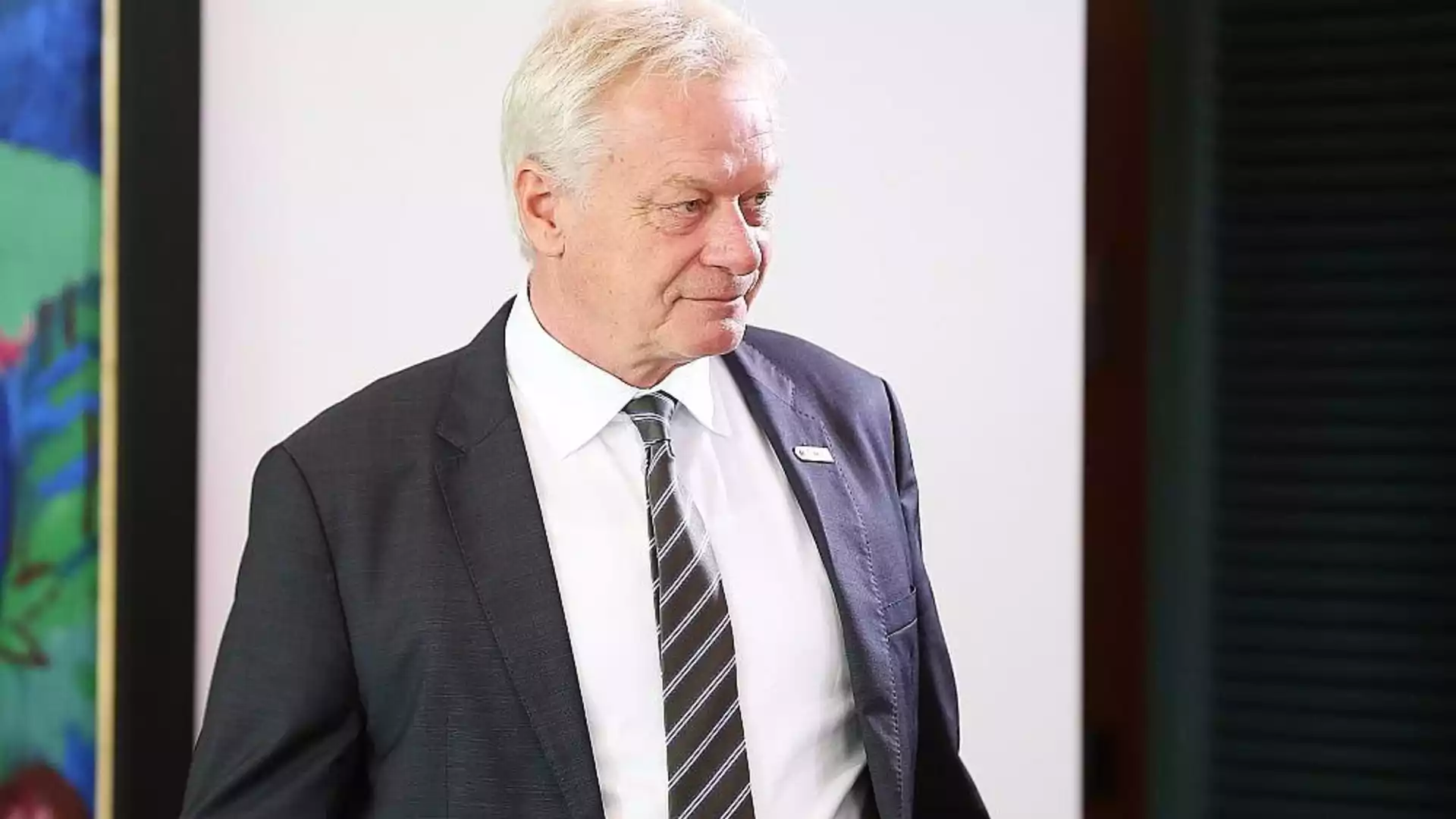 Rainer warnt vor höherer Suizidrate unter Landwirten und kündigt Untersuchung an 1 Alois Rainer im dunklen Anzug und mit gestreifter Krawatte vor hellem Hintergrund.