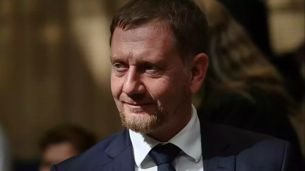 Michael Kretschmer in dunklem Anzug und Krawatte bei einem Termin.