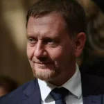 Michael Kretschmer in dunklem Anzug und Krawatte bei einem Termin.