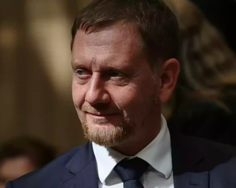 Michael Kretschmer in dunklem Anzug und Krawatte bei einem Termin.