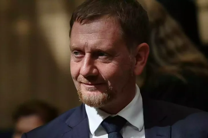 Michael Kretschmer in dunklem Anzug und Krawatte bei einem Termin.