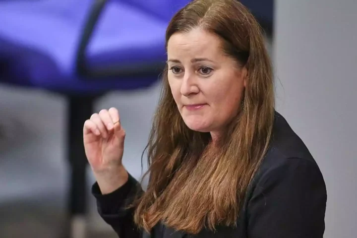 Janine Wissler spricht bei einer Veranstaltung und hebt die Hand leicht an.