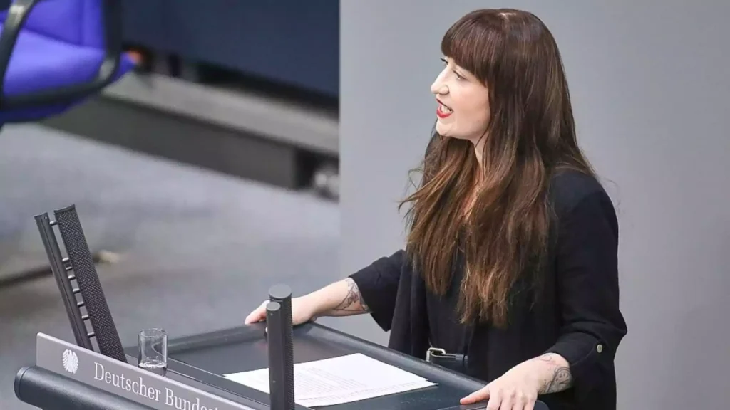 Heidi Reichinnek spricht am Rednerpult im Deutschen Bundestag.
