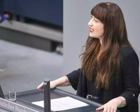 Heidi Reichinnek spricht am Rednerpult im Deutschen Bundestag.