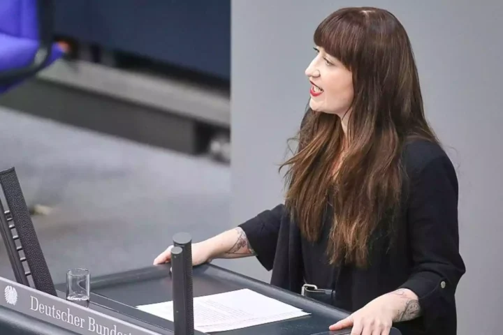 Heidi Reichinnek spricht am Rednerpult im Deutschen Bundestag.