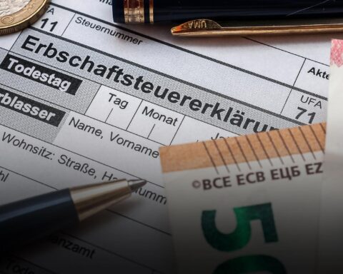 Nahaufnahme eines deutschen Formulars zur Erbschaftsteuer mit Münze, Stift und Euro-Banknoten.