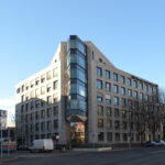 Außenansicht des Gebäudes der IKB Deutsche Industriebank in einer Stadtstraße.