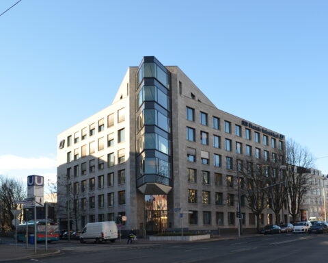 Außenansicht des Gebäudes der IKB Deutsche Industriebank in einer Stadtstraße.