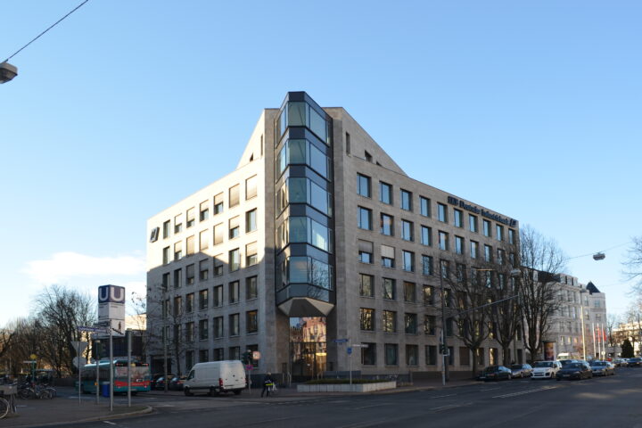 Außenansicht des Gebäudes der IKB Deutsche Industriebank in einer Stadtstraße.