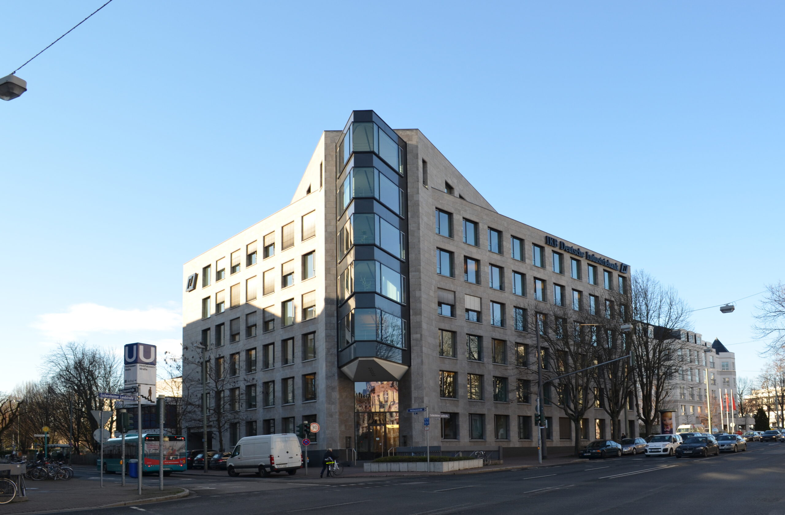 Außenansicht des Gebäudes der IKB Deutsche Industriebank in einer Stadtstraße.