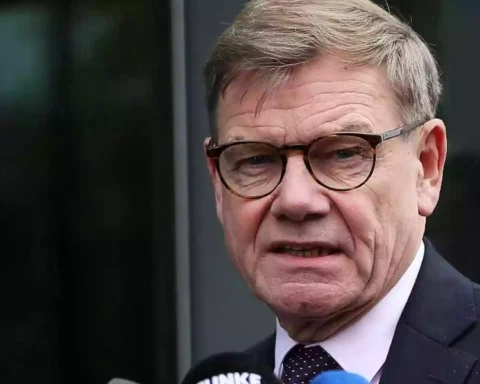Johann Wadephul spricht vor Mikrofonen mit der Presse.